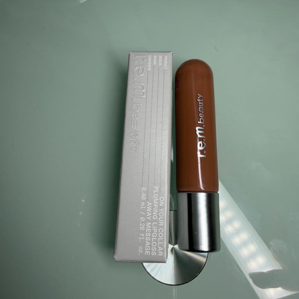 r.e.m. beauty Lip Gloss in Warm Brown